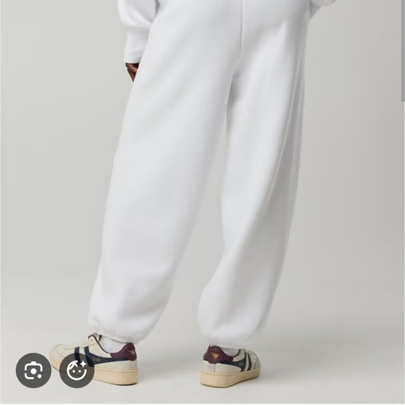 Like New - Aerie White Cloud Fleece Joggers - M - Picture 2 of 7